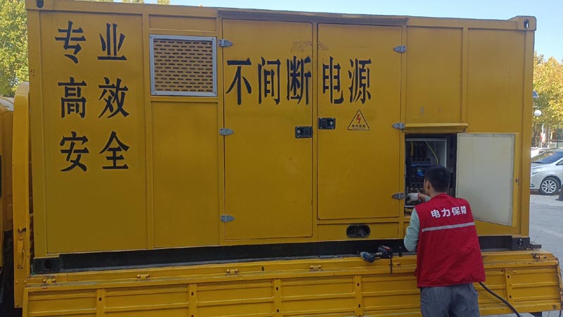 延平柴油发电机组和UPS电源配合使用时，如何避免切换过程中的电力中断？